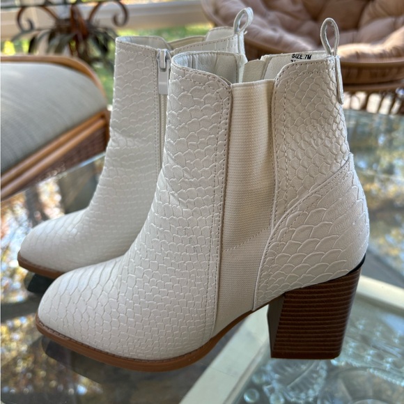 White Snakeskin Ankle Boots - size 7 - Picture 2 of 11